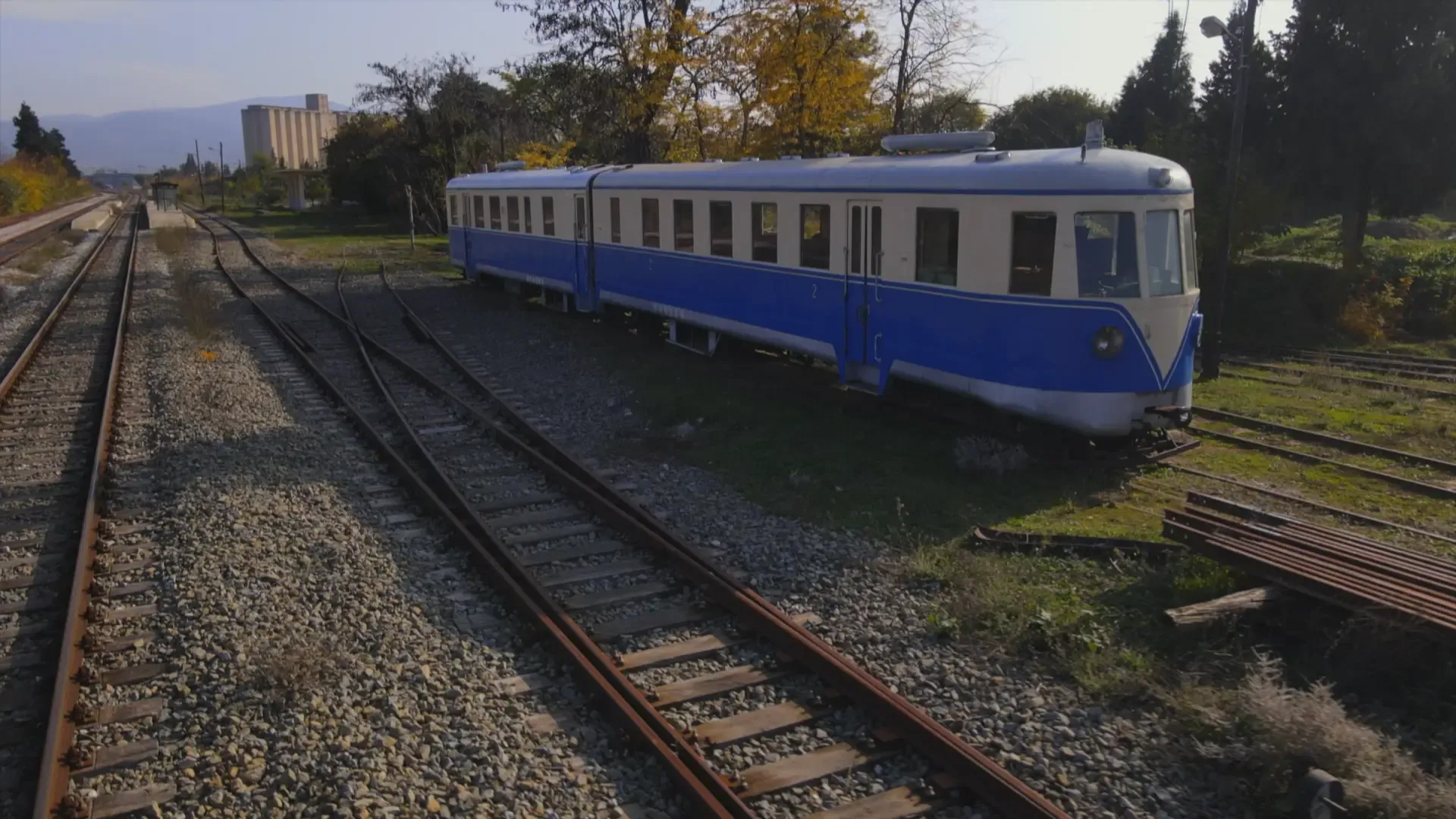 A blue diesel railcar on the Thessaly line