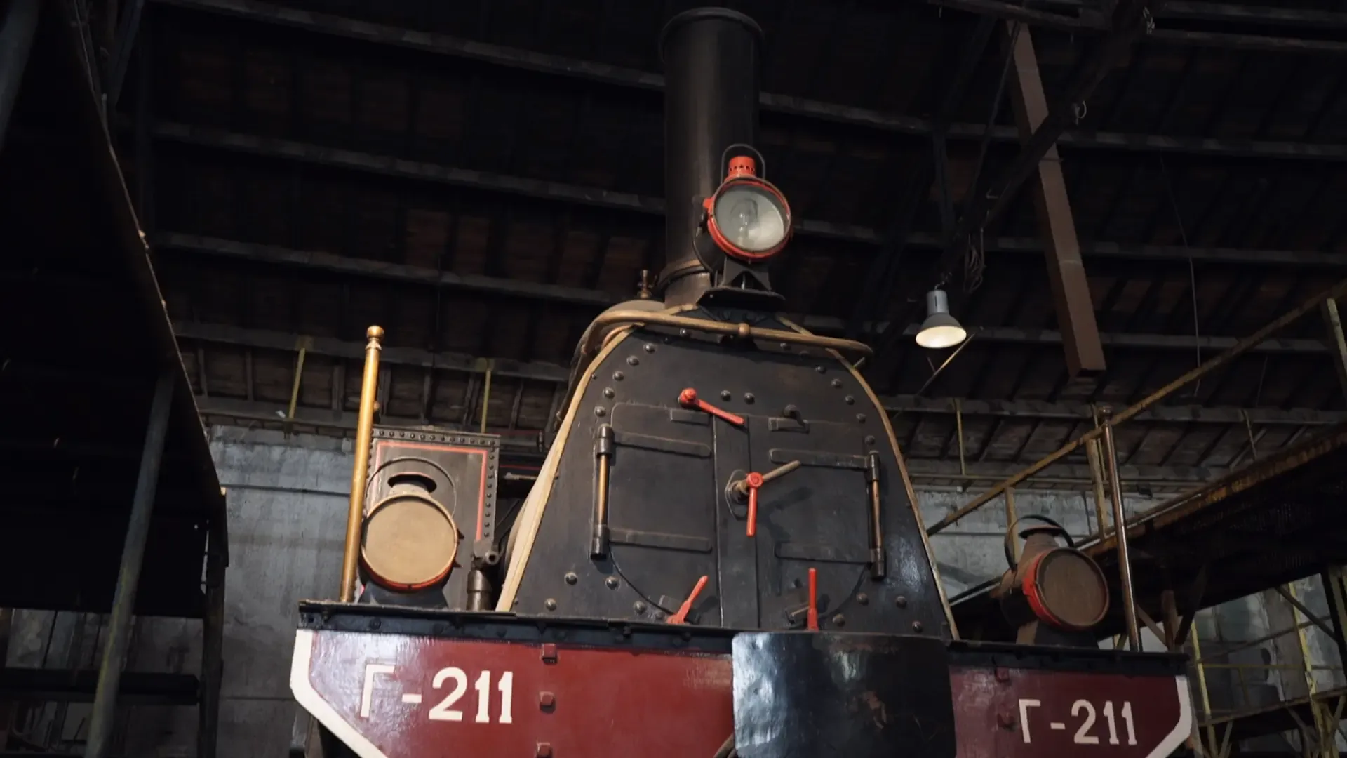 Steam locomotive G-211 in a depot